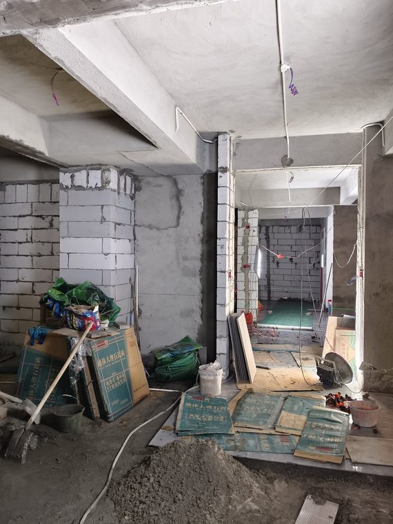 砖墙走廊绿植