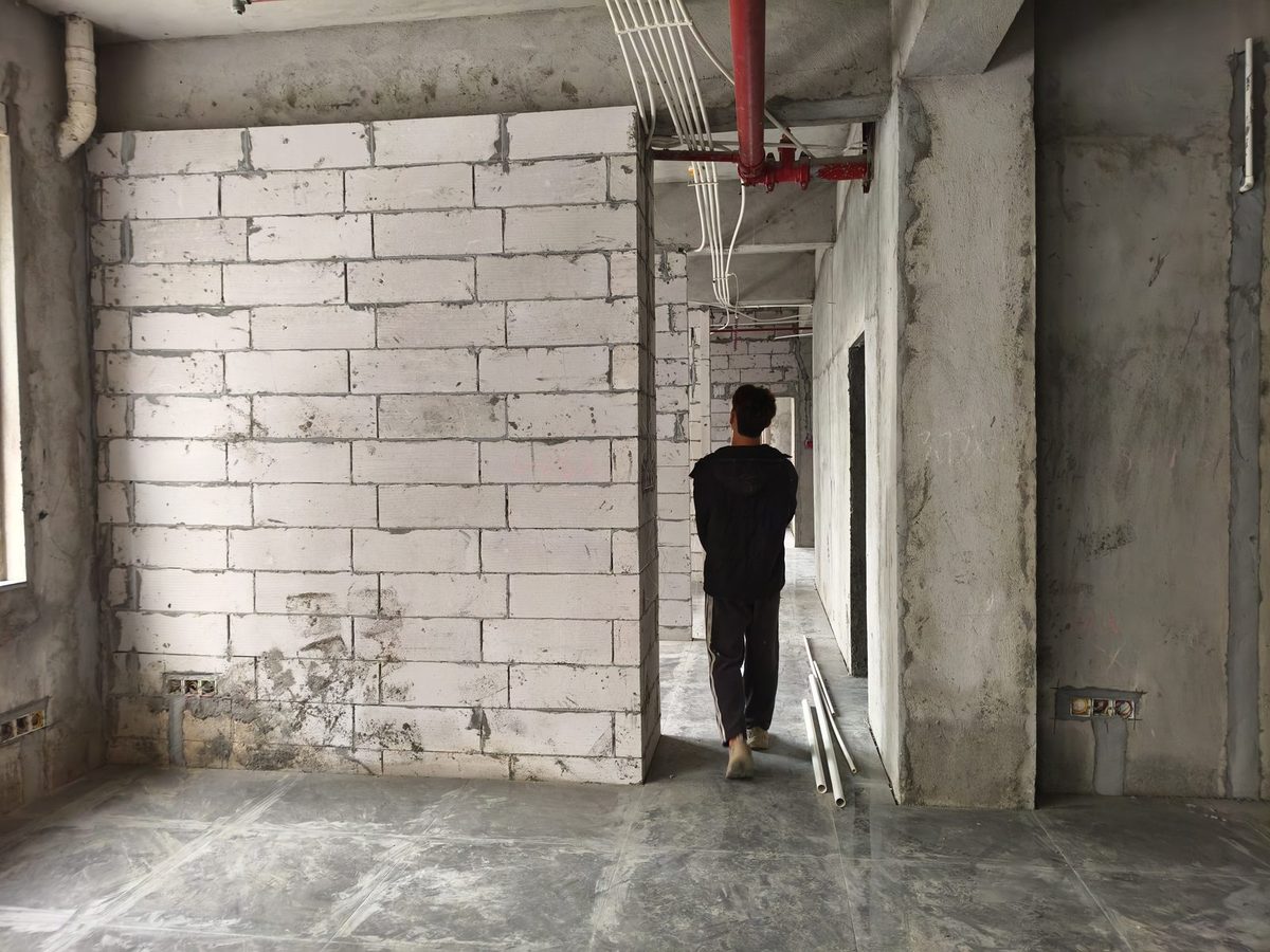 工地实拍：砌块墙砌到一半的现场