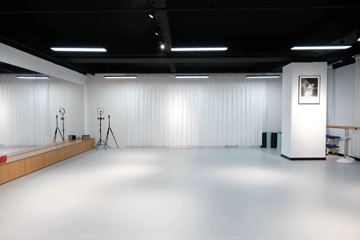 工地实拍：白墙挂画的展厅一角