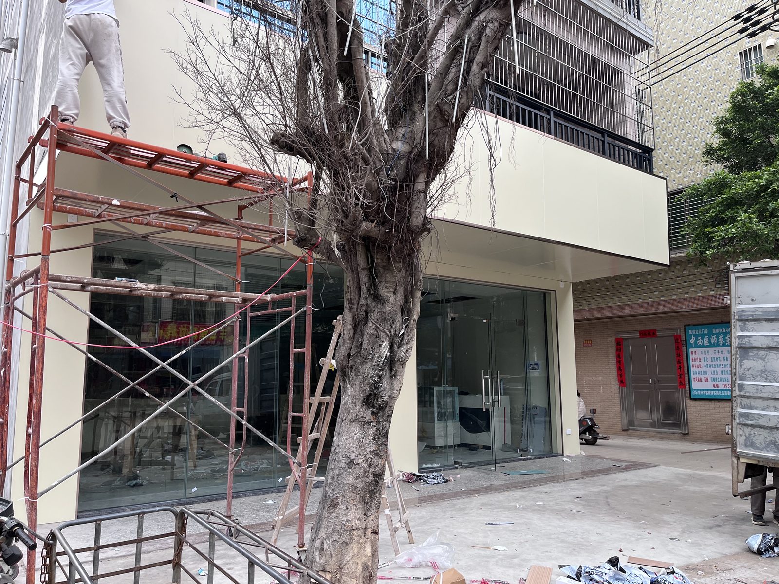 工地实拍：街边店面的脚手架