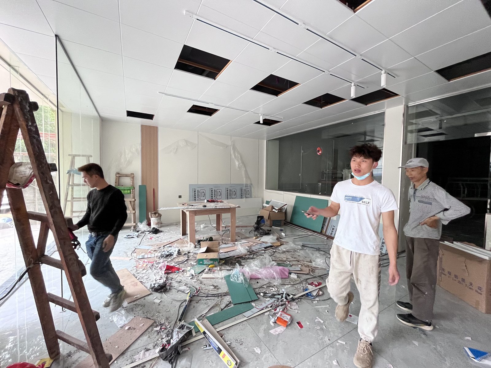 工地实拍：玻璃隔断拆旧换新