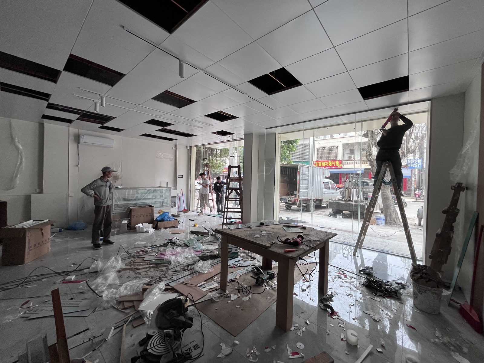 工地实拍：临街大窗下的吊顶