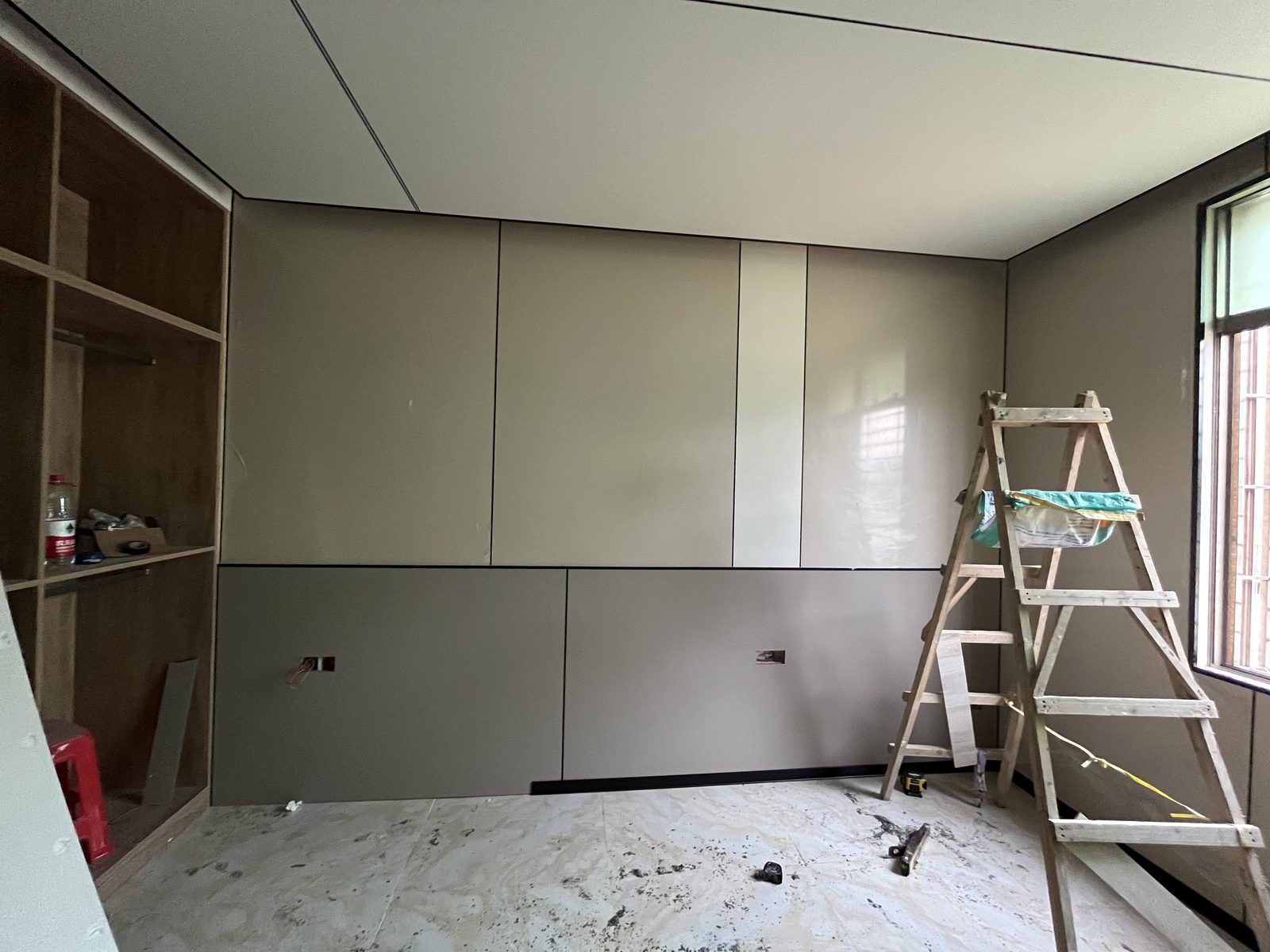 工地实拍：墙板房的梯子与工具