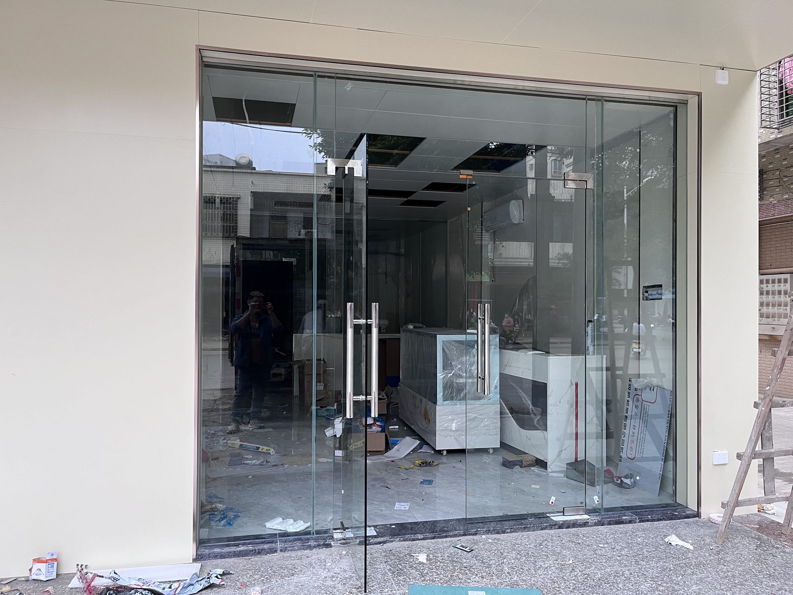 工地实拍：双开玻璃门的柜台店
