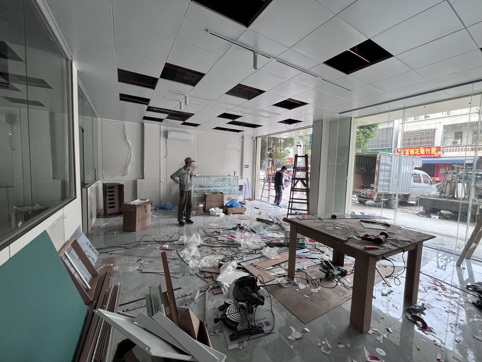 工地实拍：临街店的改造现场