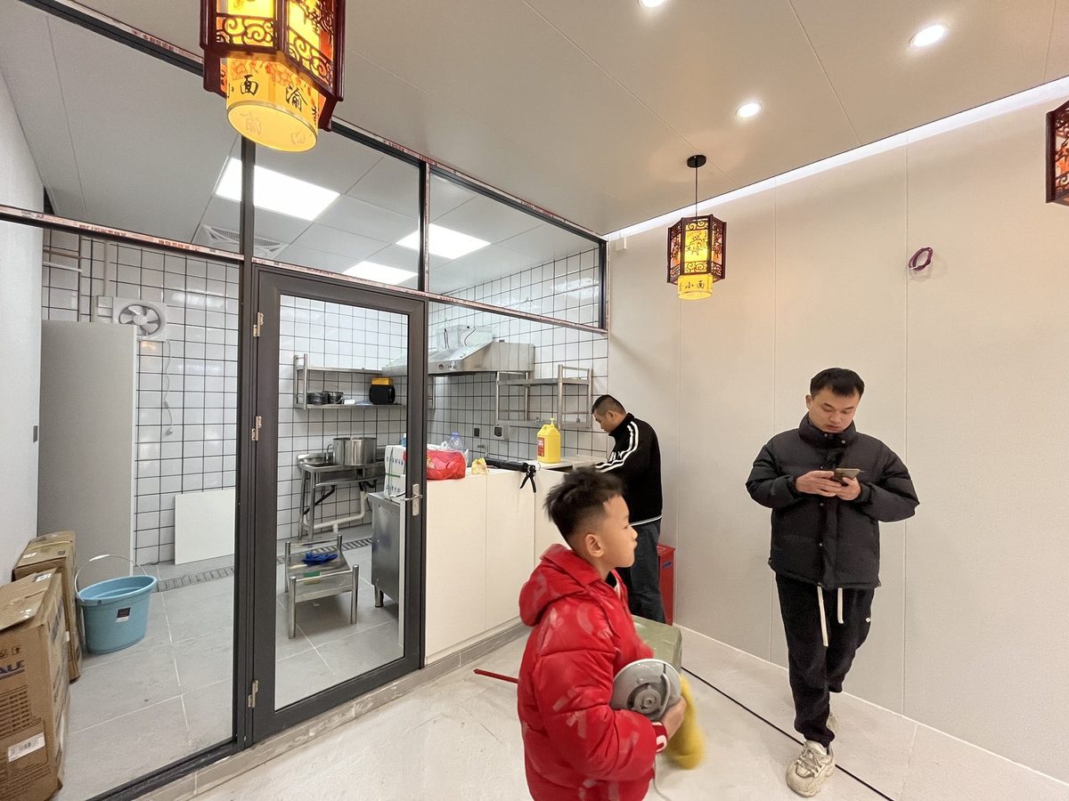 工地实拍：厨房窗口的两位验收人