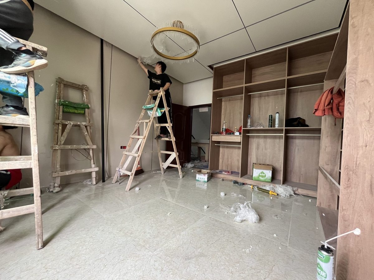 工地实拍：圆灯房间的柜体安装
