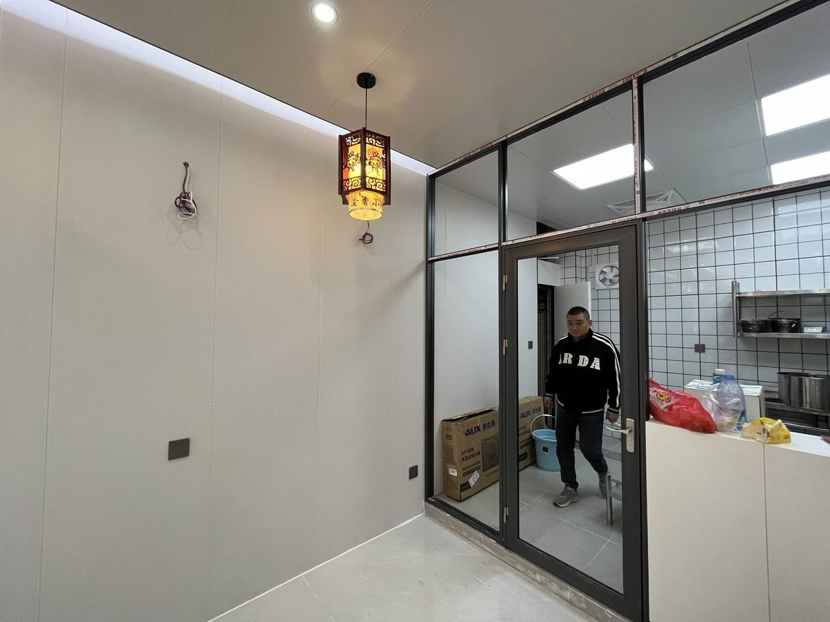 工地实拍：入口玻璃门前的收尾