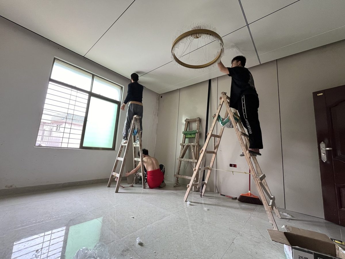 工地实拍：装一盏灯要三个人