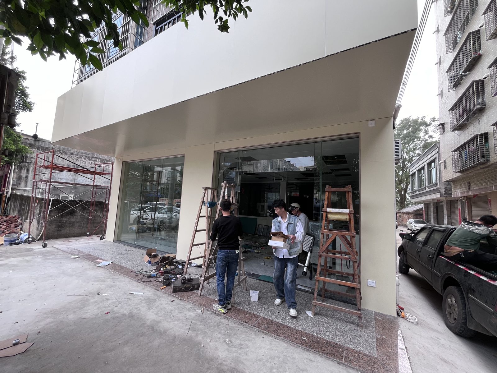 工地实拍：米白门头的收尾二人组
